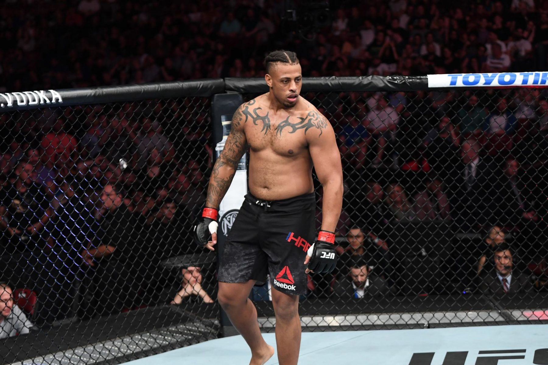 Former NFL player and UFC fighter Greg Hardy set for professional boxing debut