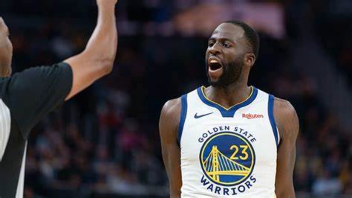 “This is bullshit” Draymond Green expresses displeasure with officiating after receiving T during the Warriors vs Mavericks showdown