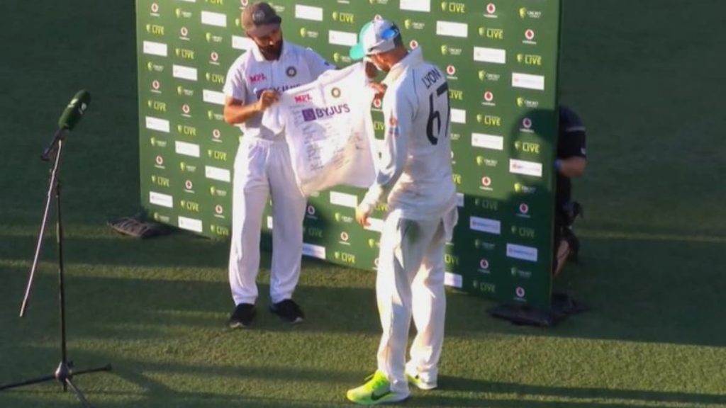 Ajinkya Rahane presemts Nathan Lyon with a signed jersey