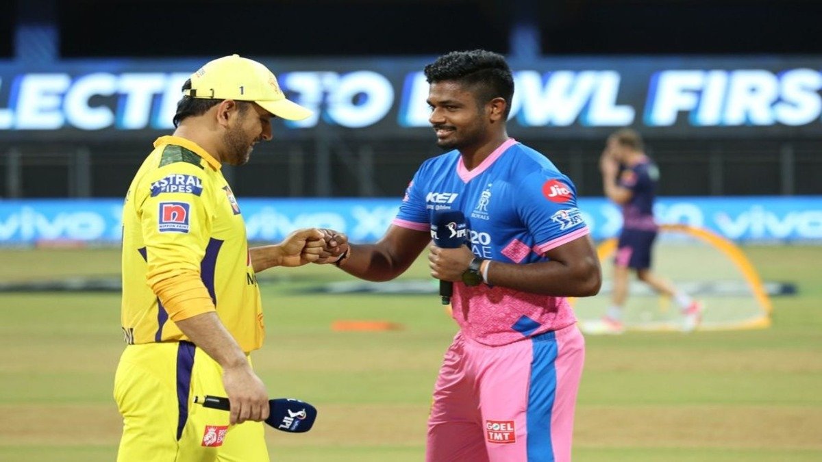 IPL 2021: WATCH – Sanju Samson tries to keep the coin used in the toss yet again