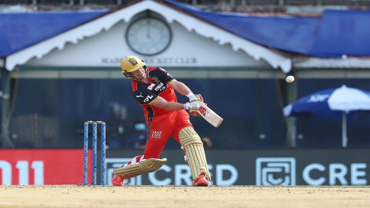 IPL 2021: Twitter reacts as AB de Villiers comes up with vintage knock to take RCB past 200