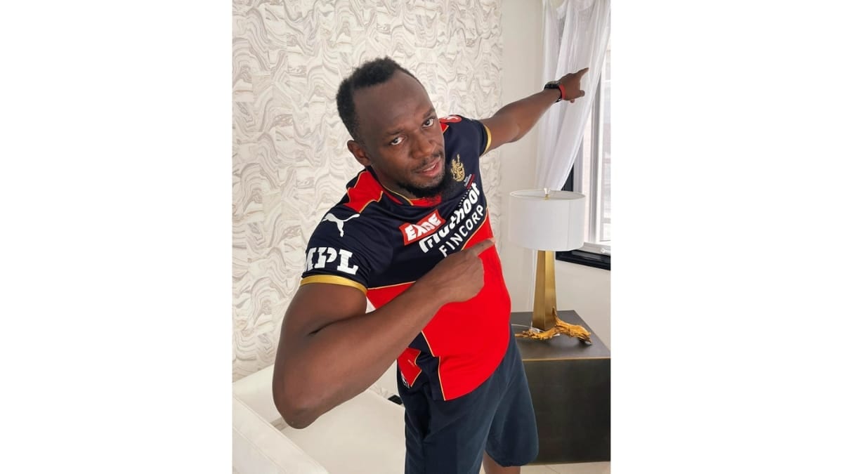 IPL 2021: “I’m still the fastest cat around” – Usain Bolt poses in RCB shirt; sends message to Virat Kohli and AB de Villiers