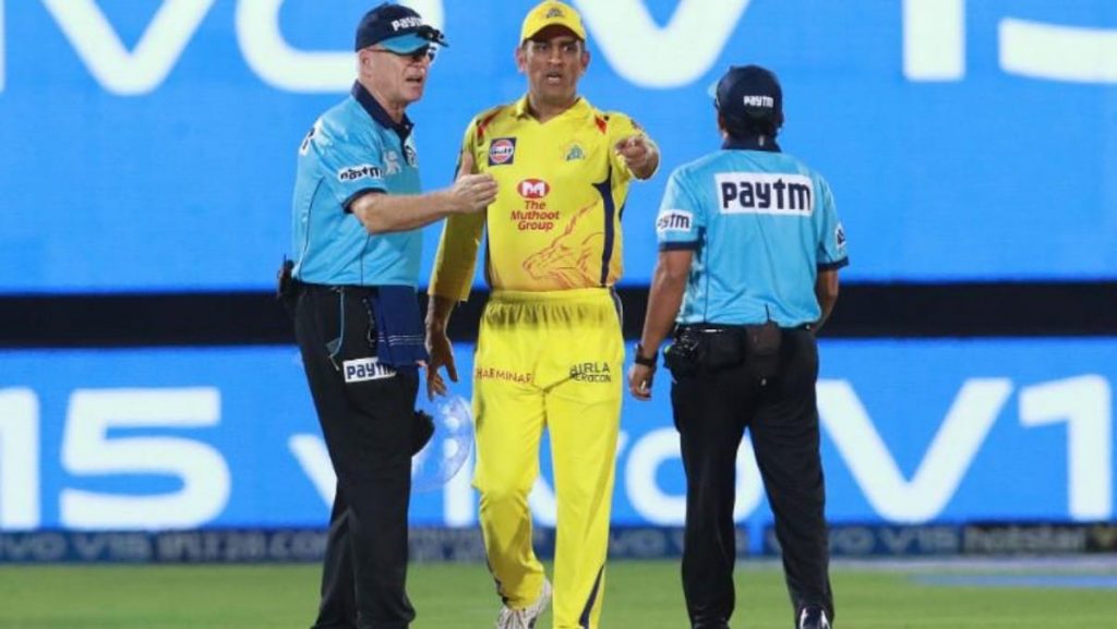 MS Dhoni in a fierce discussion with umpires