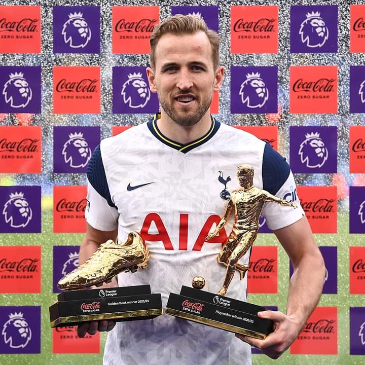 Harry Kane with The Golden Boot and Playmaker's award