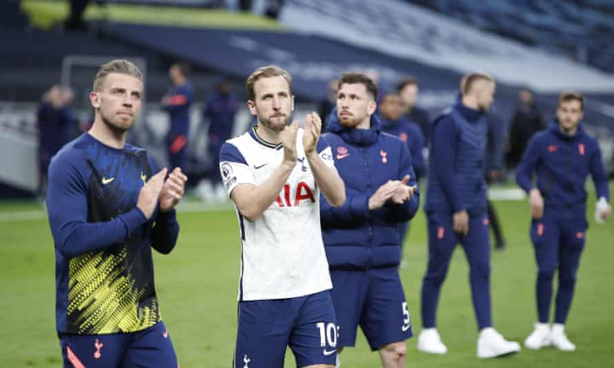 Harry Kane among Spurs players in a lap of honour after the match