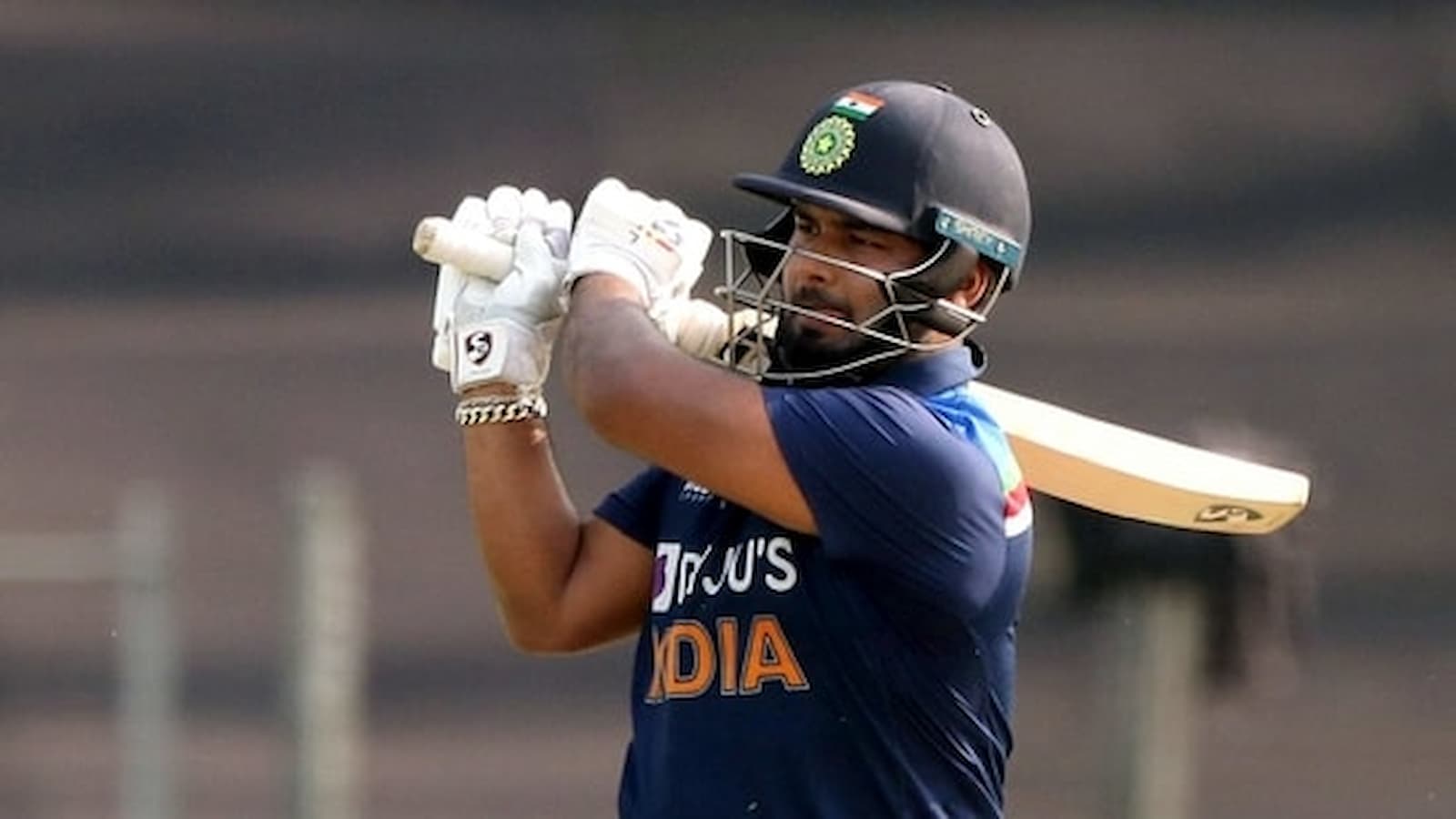 What is the salary of Rishabh Pant?