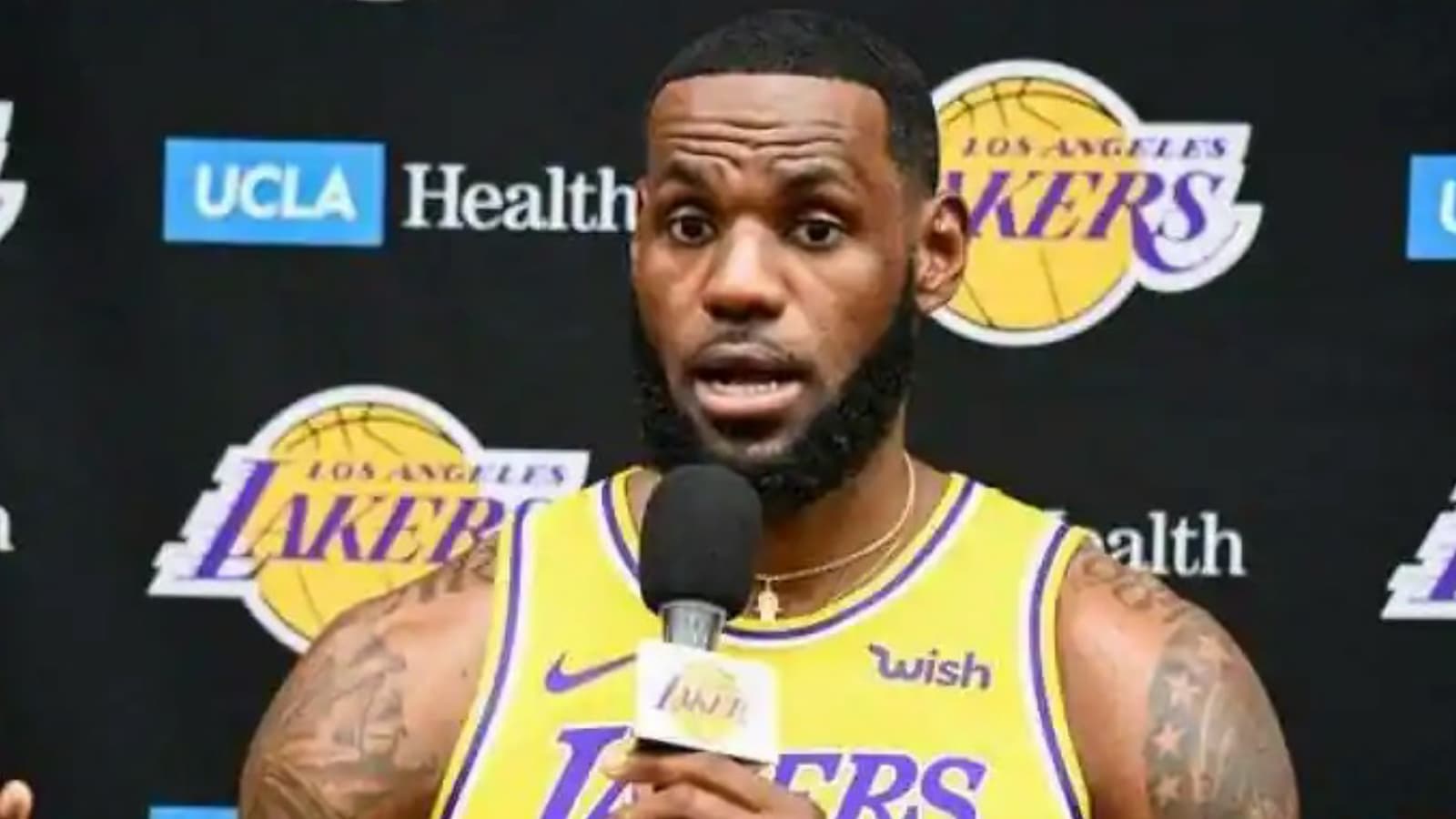 “Spider-Man is that you?” Twitter hails LeBron James for showing pure-athleticism during Lakers vs Magic