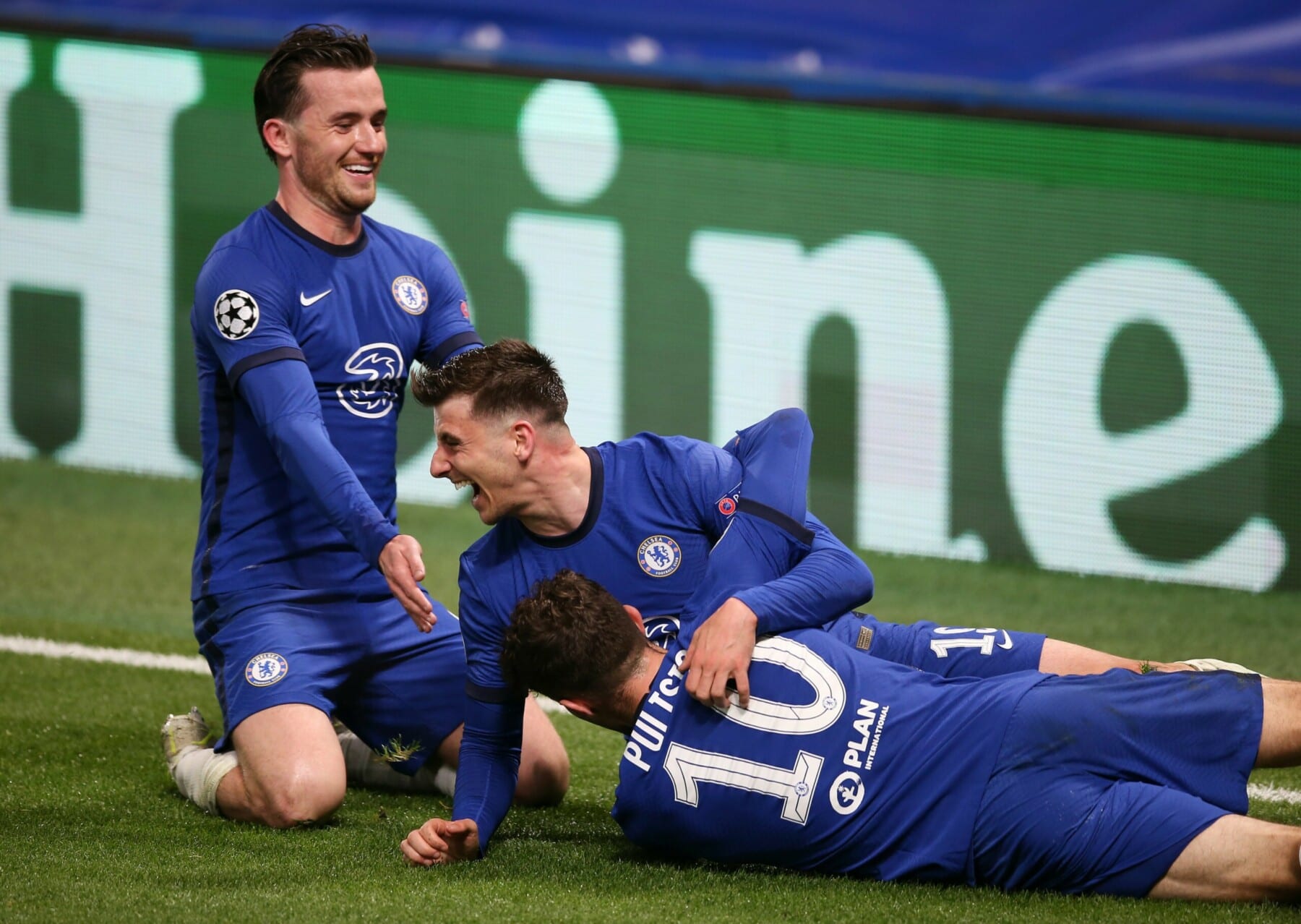 WATCH : Chelsea fans go WILD after their team reach the UEFA Champions League final