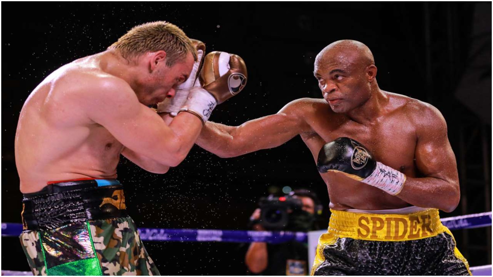 Twitter reacts as a 46-year old Anderson Silva puts on a stunning display to beat Julio Cesar Chavez Jr.