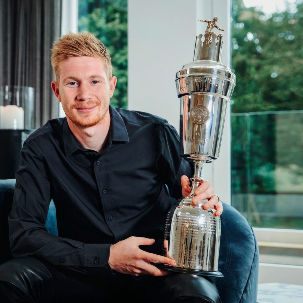 Kevin De Bruyne poses with the PFA Player of the Year award