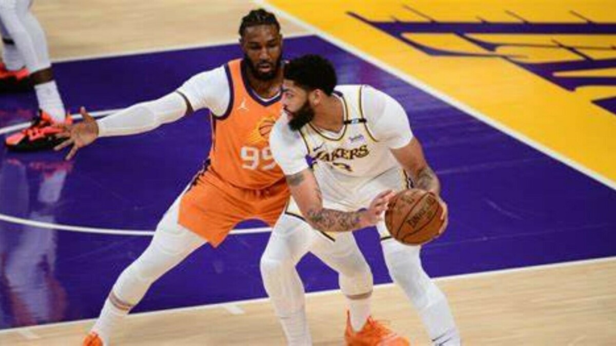 Watch: Anthony Davis leaves Lakers vs Suns Game 6 with re-injuring groin