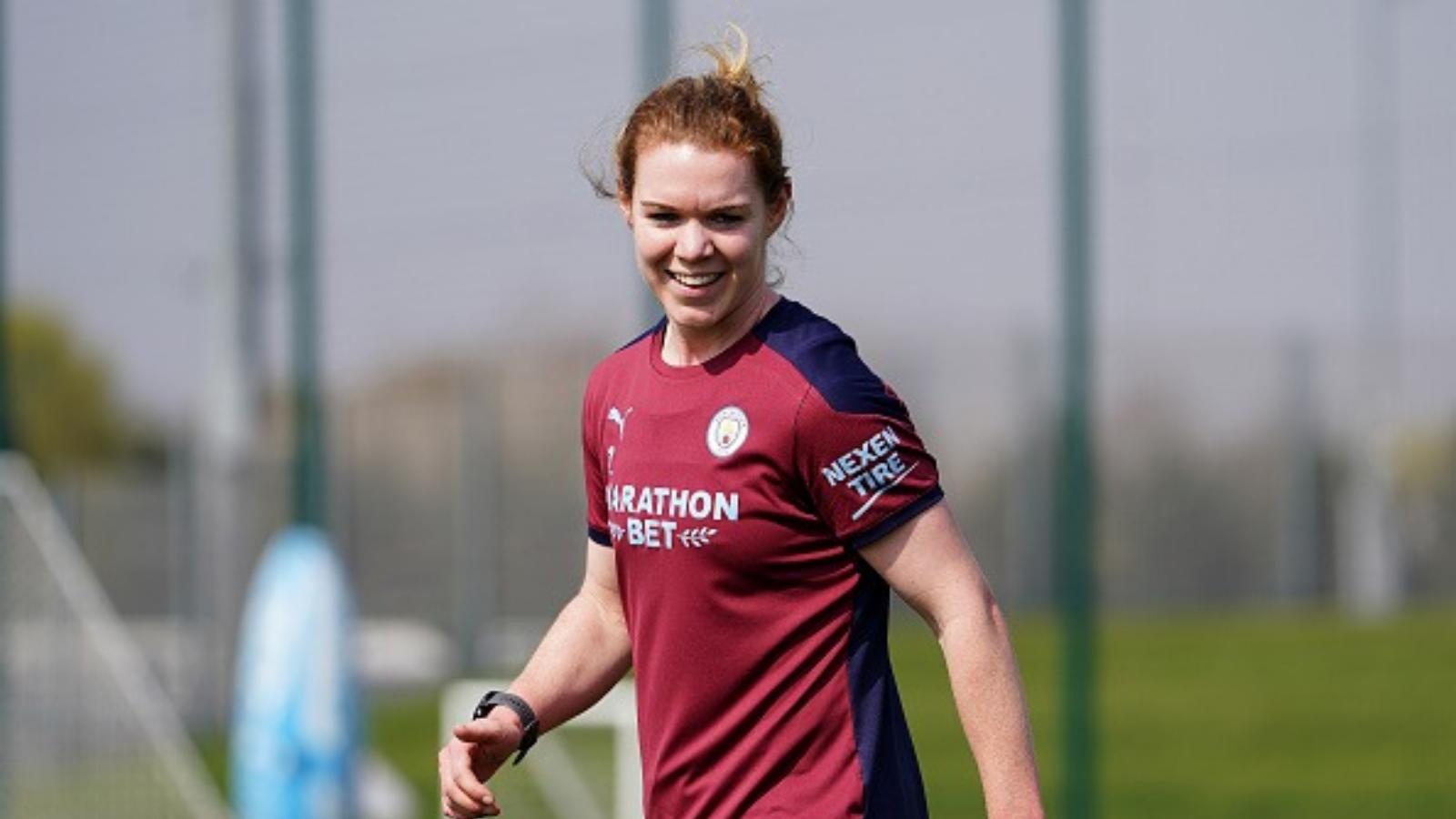 Aoife Mannion signs for Manchester United Women on a multi-year deal