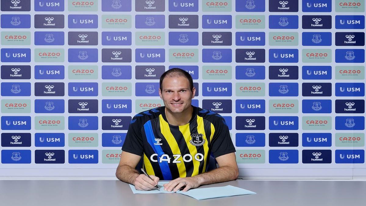 Asmir Begovic joins Everton on a one-year deal