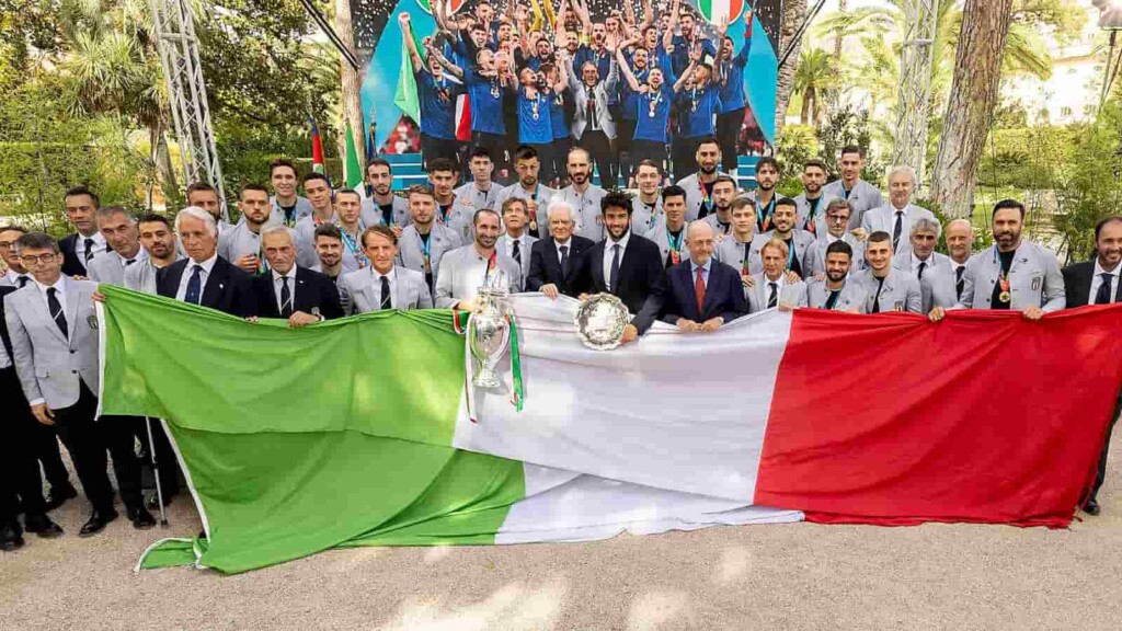 Matteo Berrettini with the victorious Italian football team