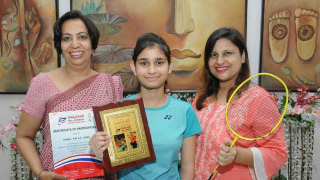 Palak Kolhi with her mother and principal of her school