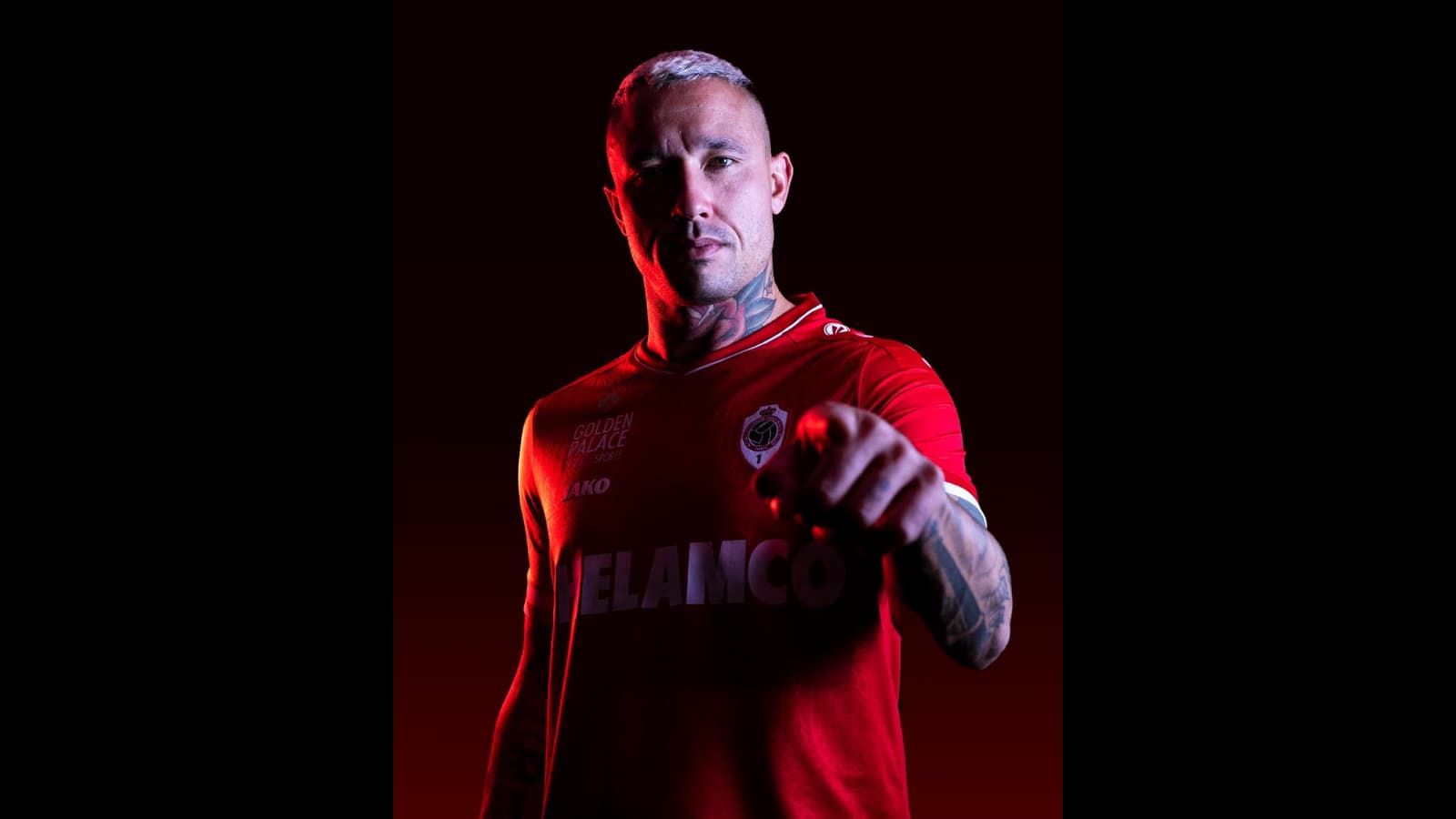 Midfielder Radja Nainggolan signs a 2 year contract with Royal Antwerp