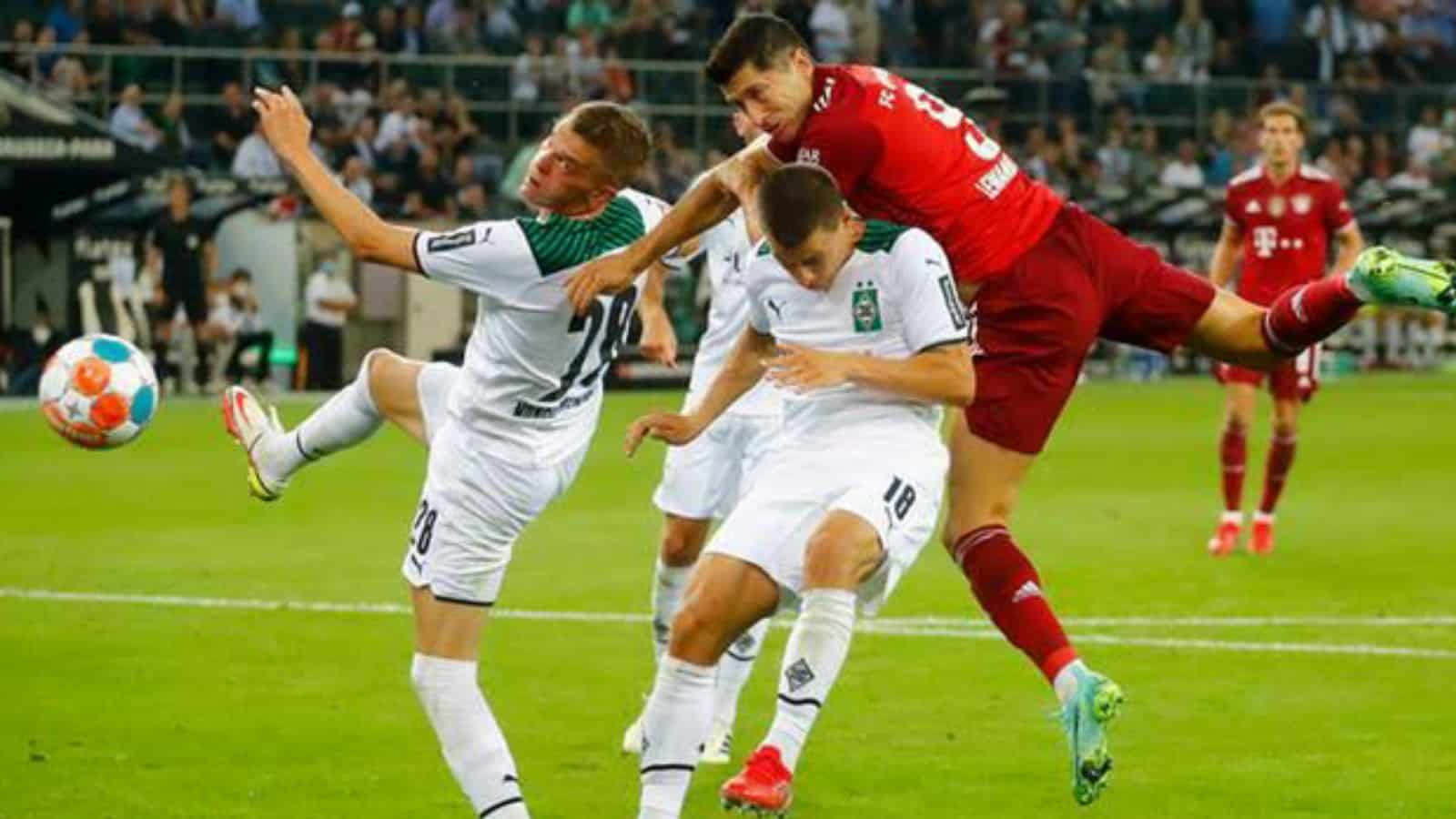 Robert Lewandowski scored on the opening day of the Bundesliga for a record seventh consecutive season in Bayern Munich’s draw against Gladbach