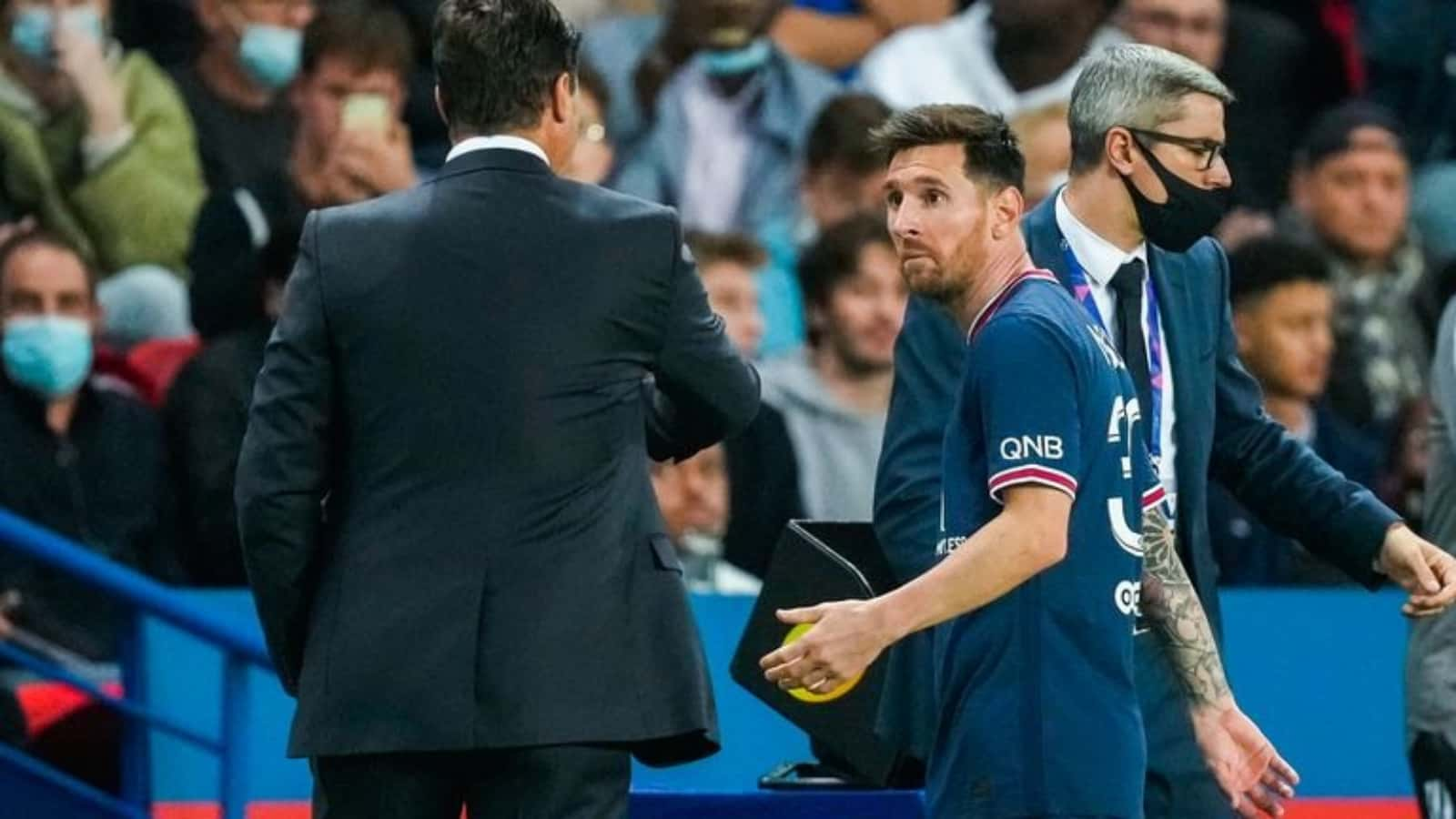 Lionel Messi refuses to shake hands with Mauricio Pochettino after being subbed off against Lyon