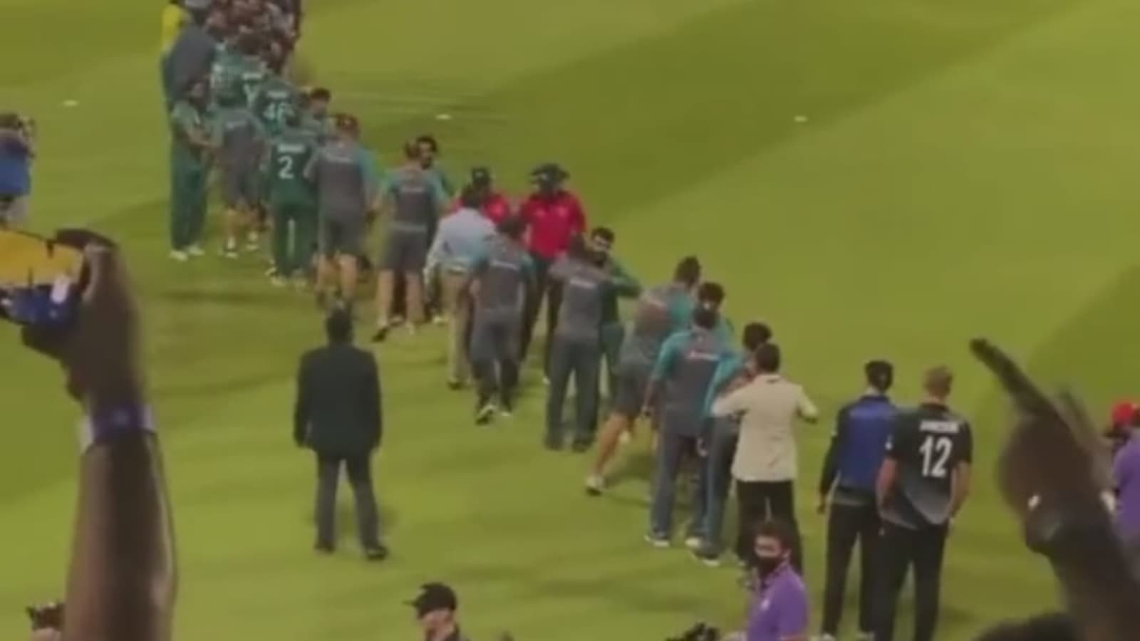 Fans chant “security, security” as Pakistan defeat New Zealand 5 wickets