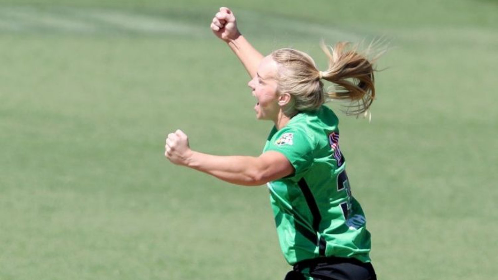 WATCH – Kim Garth records an unbelievable spell of 3-3-0-3 for Melbourne Stars during WBBL