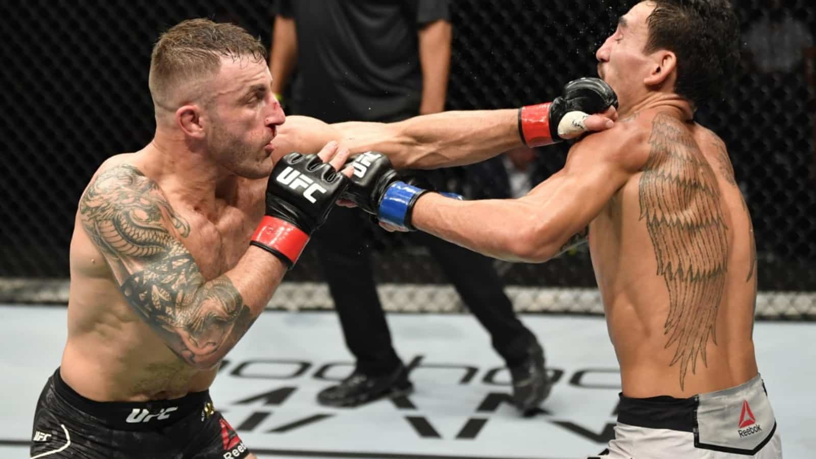 “Embarrassing on their behalf,” Alexander Volkanovski slams the commentary team for being bias towards Max Holloway at UFC 251