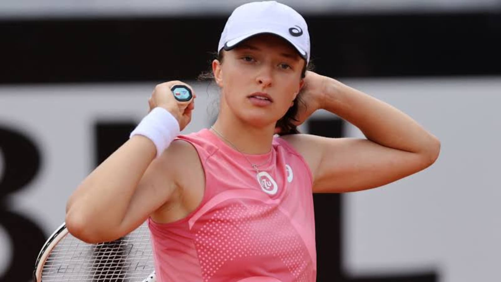 “I feel pain” Iga Swiatek announces SHOCKING news ahead of Australian Open 2022