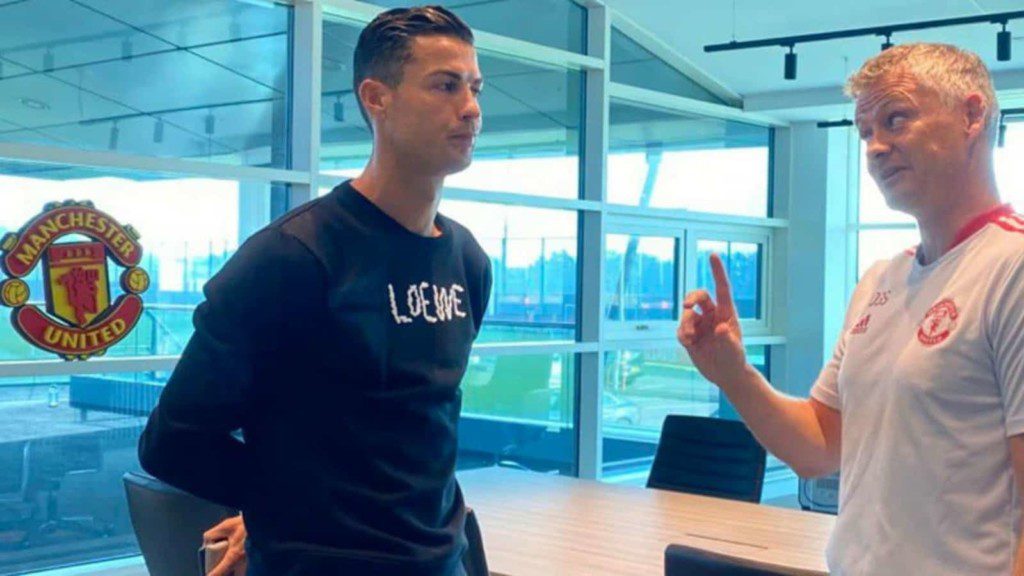 Ronaldo meeting Solskjaer for the first time after his arrival at the club