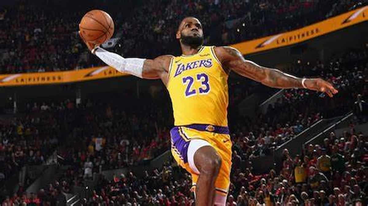 Video: LeBron James sends Kevin Porter Jr to hell with monster jam in Rockets vs Lakers