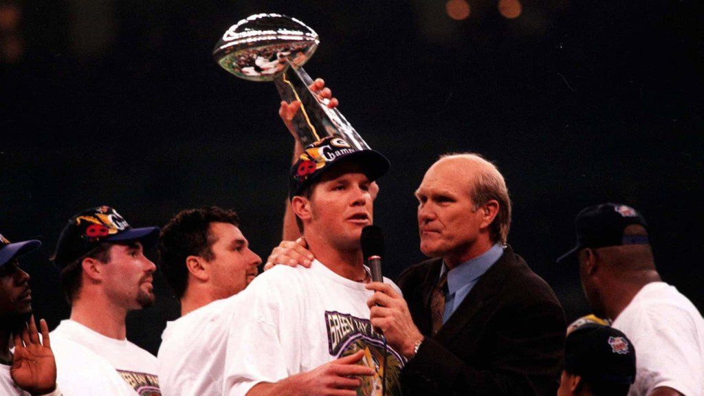 Brett Favre wins Super Bowl XXXI