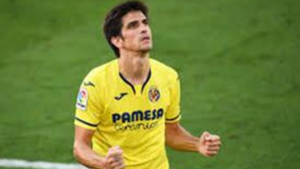 Gerard Moreno in the famous Yellow stripes of Villareal.