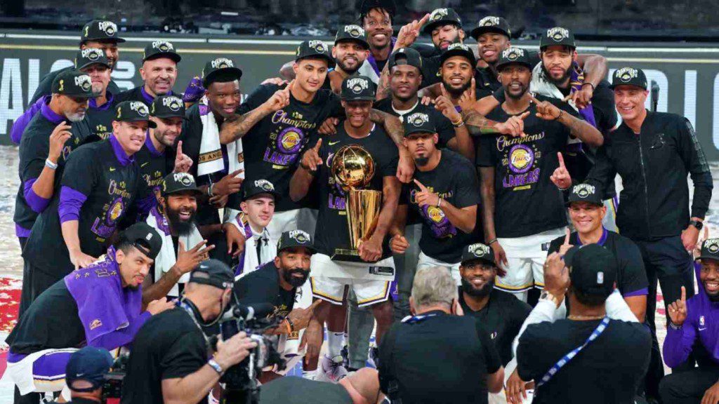 The LOS Angeles Lakers lifts the 2020 NBA Championship