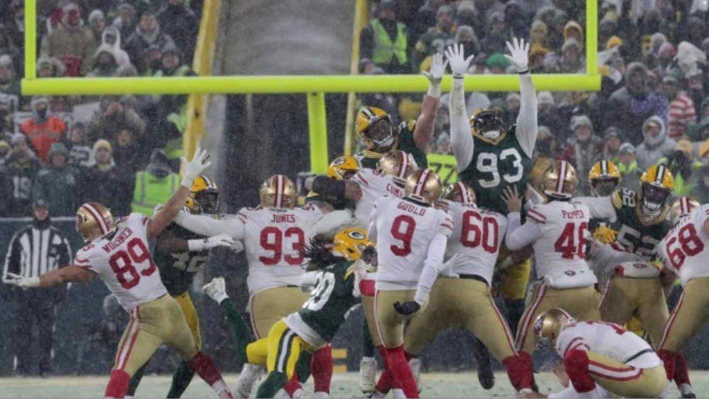 Robbie Gould kicking the winning field goal