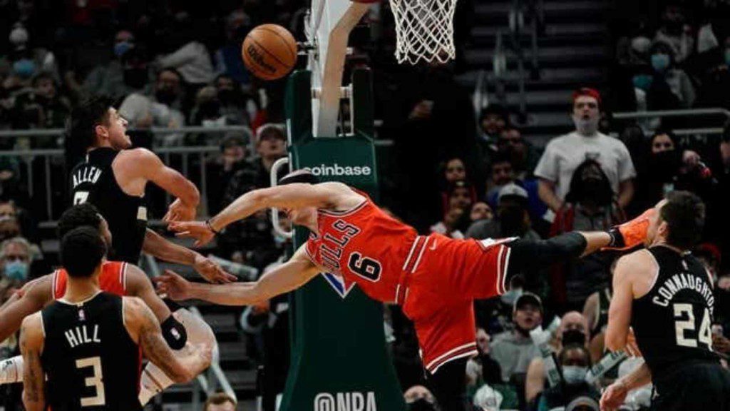 Alex Caruso faces a hard fall due to Grayson Allen's foul play