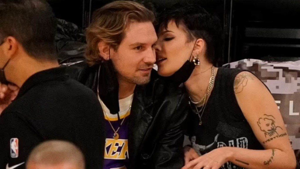 Halsey and Alev sitting courtside at Lakers' game