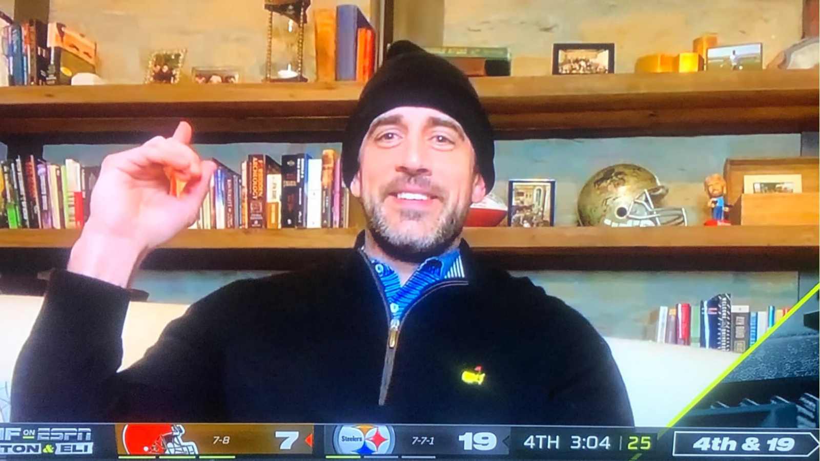 “He Keeps Getting Dumber & Dumber”: Twitter goes crazy after Aaron Rodgers proudly brags about owning ‘Atlas Shrugged’