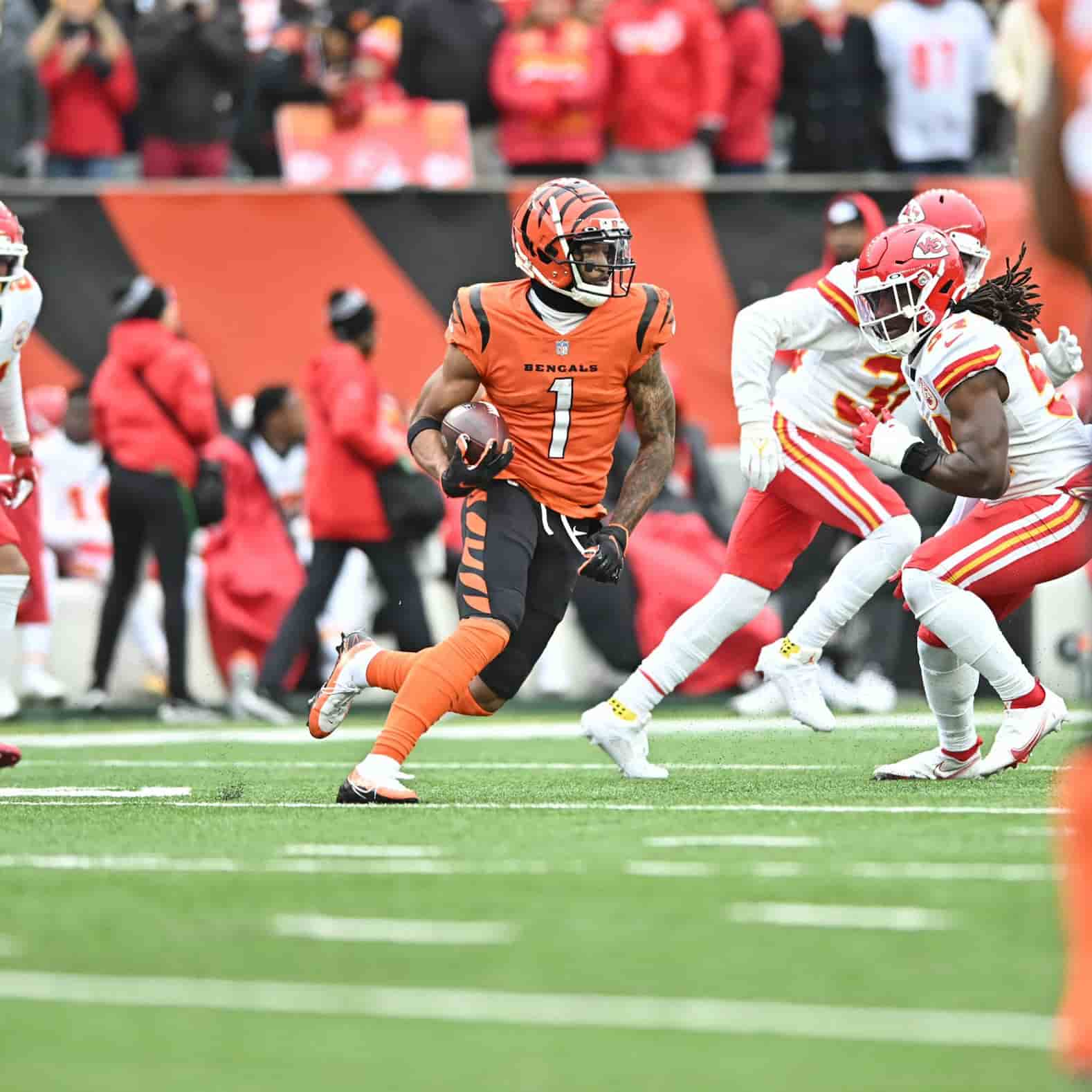 “Joe Burrow to Ja’Marr Chase AGAIN.” : Twitter reacts as the Bengals QB and Rookie WR combine for two 1st half touchdowns.