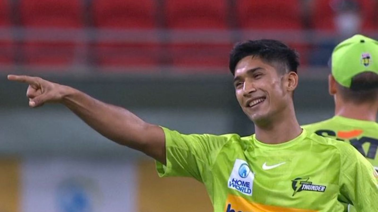 WATCH: Muhammad Hasnain stuns the Strikers with a triple wicket maiden on BBL debut