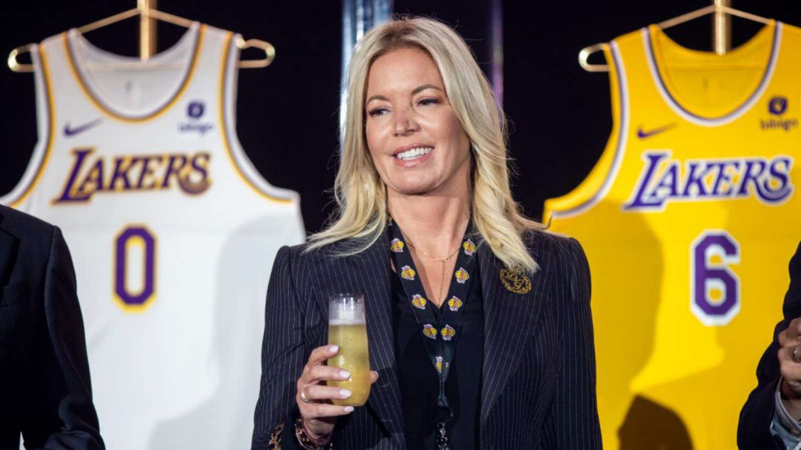 “Bunch of idiots” Jeanie Buss storms off in frustration during 3rd quarter of Pelicans vs Lakers game