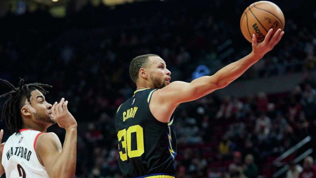 Stephen Curry in action against the Portland Trail Blazers