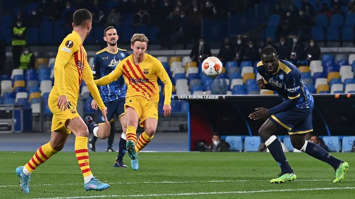 WATCH: Frenkie De Jong scores absolute screamer as FC Barcelona increase their advantage over Napoli in UEFA Europa League knockout tie