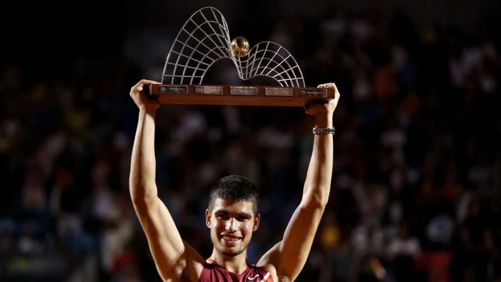 Carlos Alcaraz with his 2022 Rio Open trophy