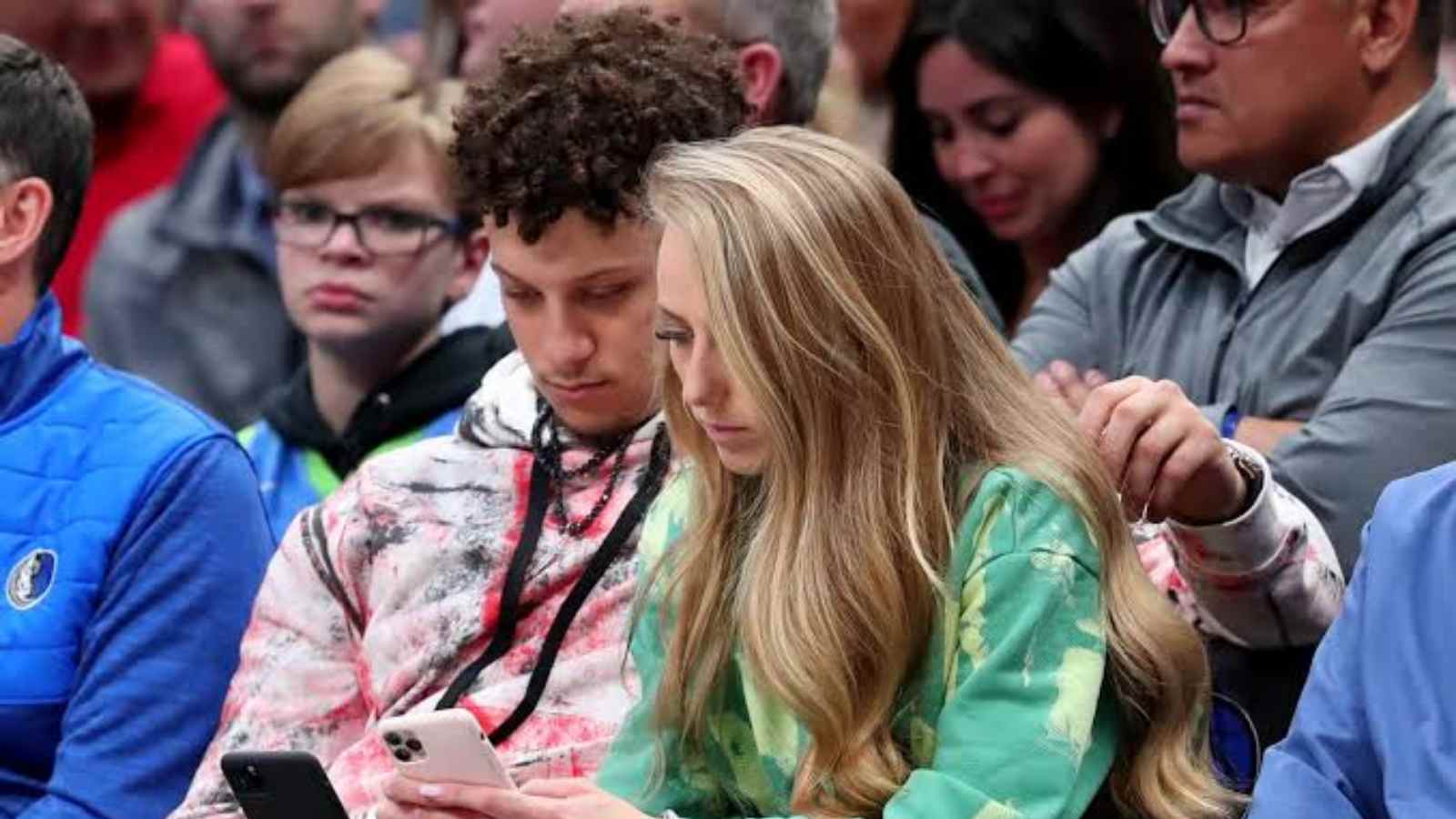 “Your wife is weird”: Netizens brutally troll Patrick Mahomes’ fiancée Brittany for allegedly annoying Mahomes at a basketball game