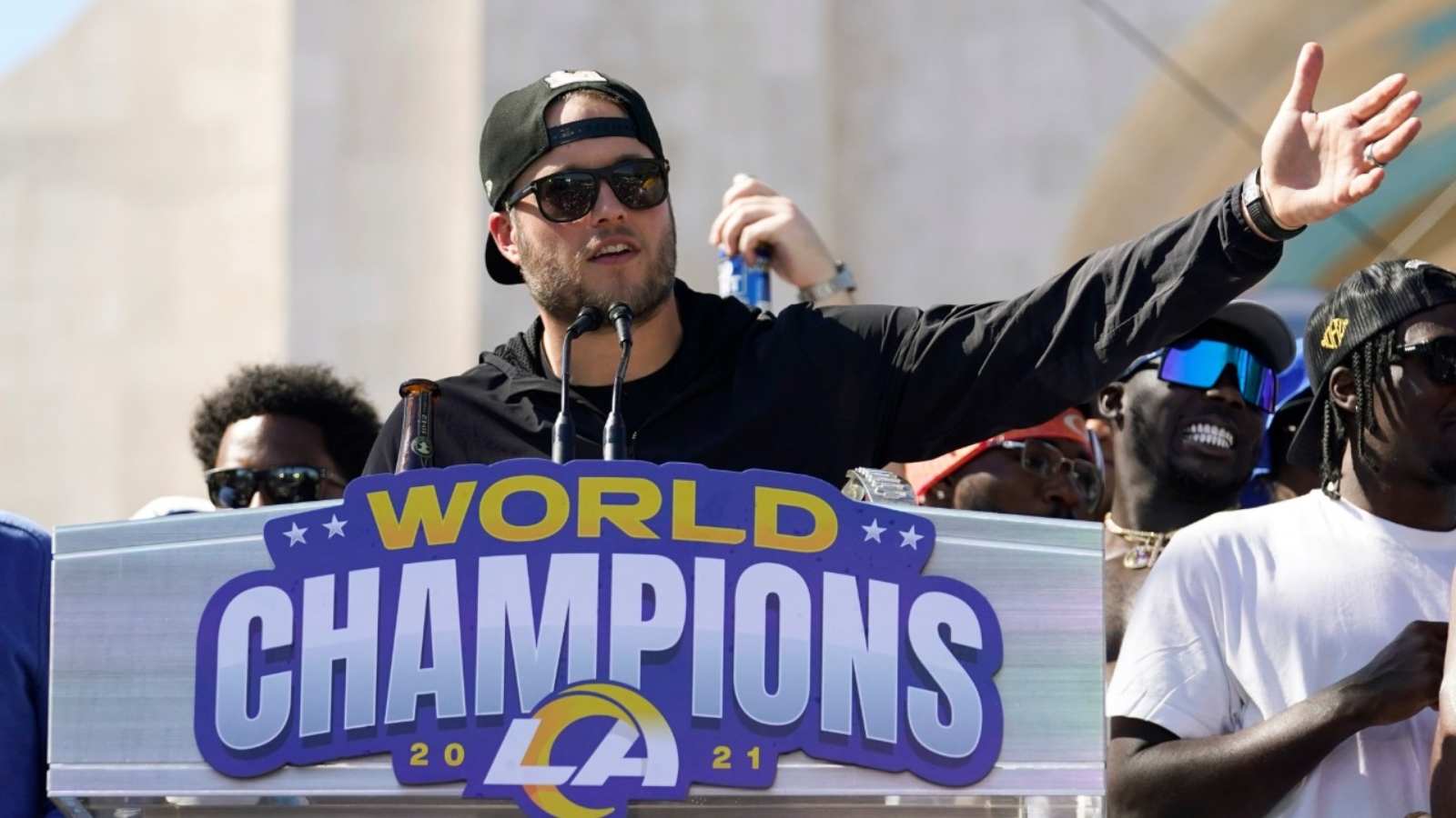 “Too DRUNK to CARE” – Fans are furious after Matthew Stafford walked away from a woman in need of help at the Super Bowl victory parade