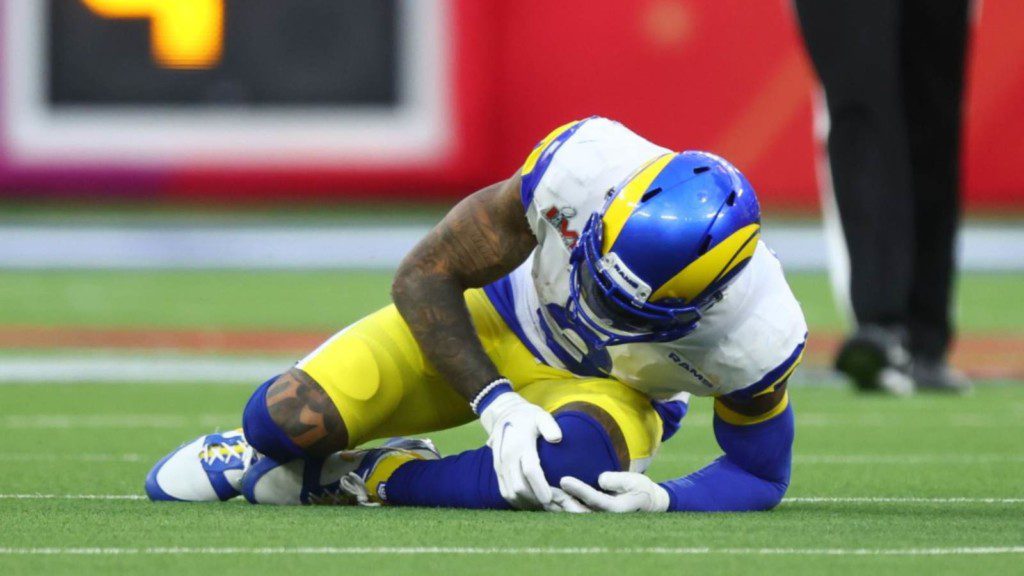 Beckham Jr winces in pain after the injury