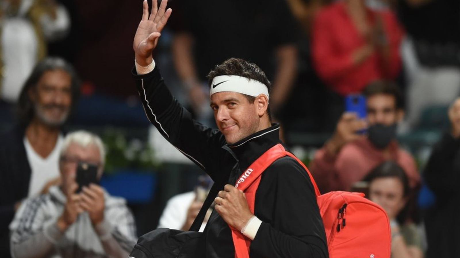 “I fulfilled all the dreams I had in tennis!” Juan Martin Del Potro hangs his headband on the net to announce his retirement in front of home crowd