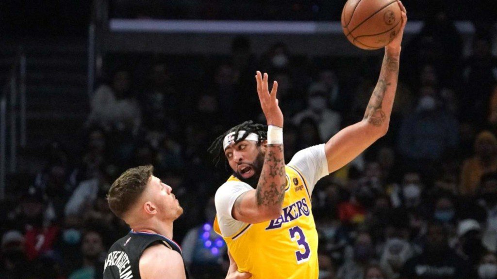 Anthony Davis in action against the Clippers