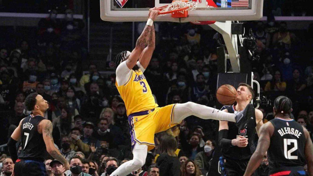 Anthony Davis dunks against the Clippers