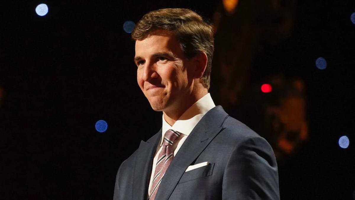 “Man of the people” Former QB Eli Manning lauded on NFL Twitter for his graceful gesture of celebrating with the Giants fans