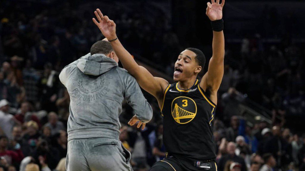 Jordan Poole celebrates with Stephen Curry after the Victory