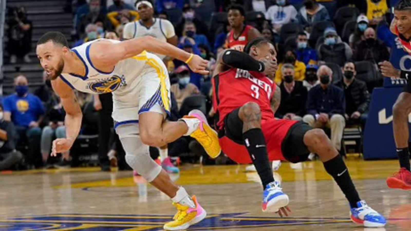 “Never stare the 3-POINT GOD” Twitter hails Stephen Curry as he sends Kevin Porter Jr to hell after ‘unnecessary’ stare